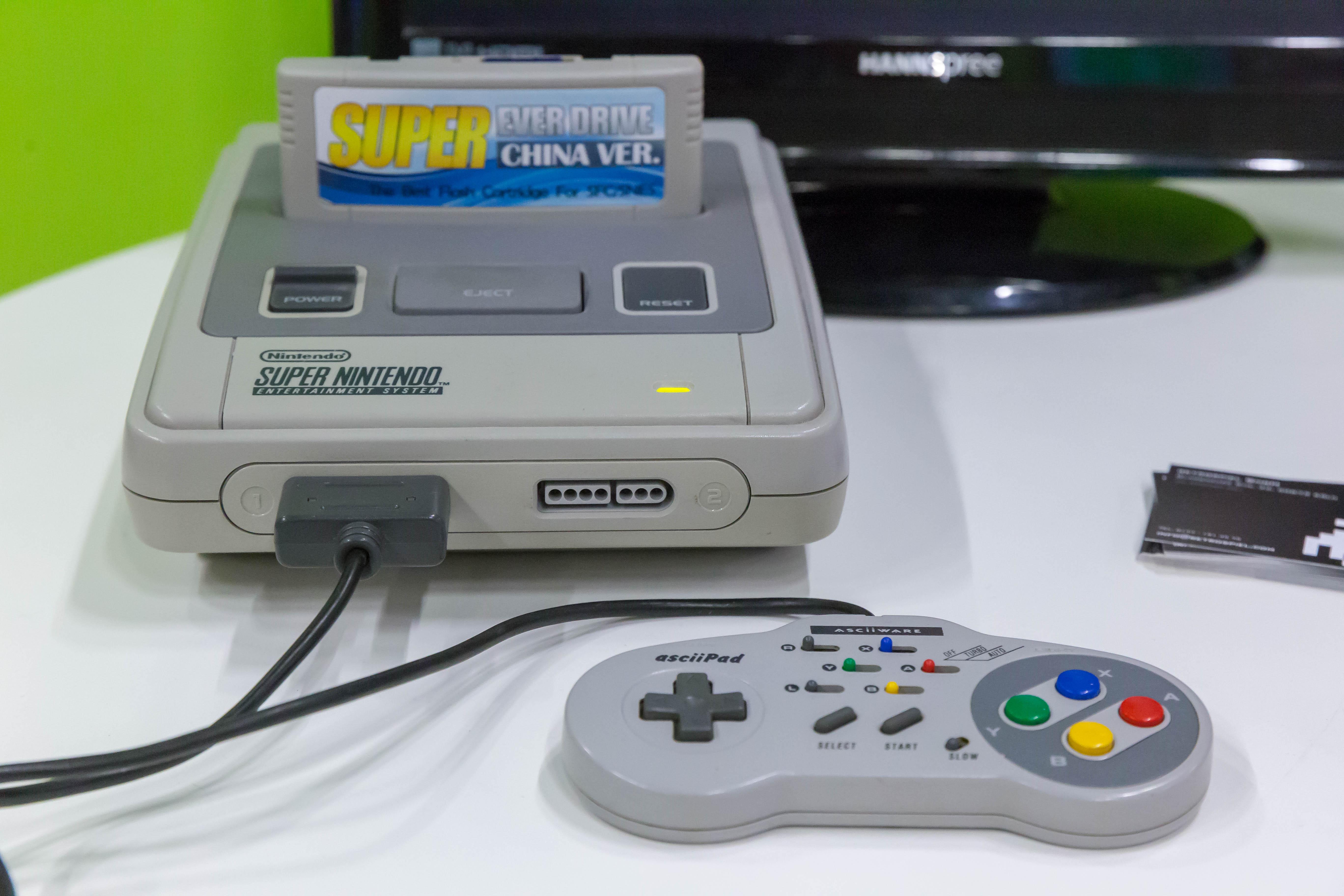 Bei den stationären Konsolen kann ab 1990 der Nachfolger des NES, das Super Nintendo Entertainment System (oder kurz: SNES), die Vormachtstellung des japanischen Giganten verteidigen, Sega gelingt mit dem 1988 veröffentlichten Mega Drive (in den USA als Genesis bekannt) ein Achtungserfolg – dank der Figur Sonic, einem pfeilschnellen Igel, die die Herzen zahlreicher Spieler erobert.