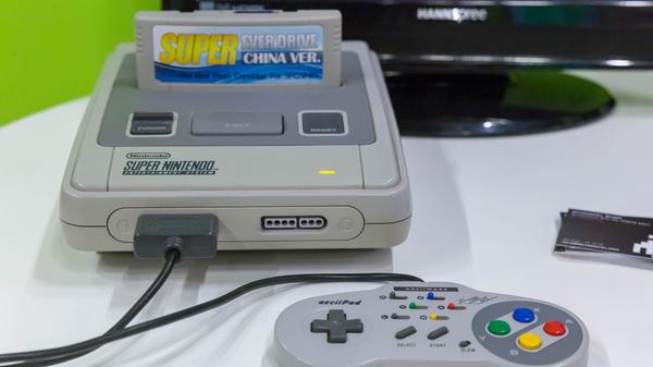Bei den stationären Konsolen kann ab 1990 der Nachfolger des NES, das Super Nintendo Entertainment System (oder kurz: SNES), die Vormachtstellung des japanischen Giganten verteidigen, Sega gelingt mit dem 1988 veröffentlichten Mega Drive (in den USA als Genesis bekannt) ein Achtungserfolg – dank der Figur Sonic, einem pfeilschnellen Igel, die die Herzen zahlreicher Spieler erobert.
