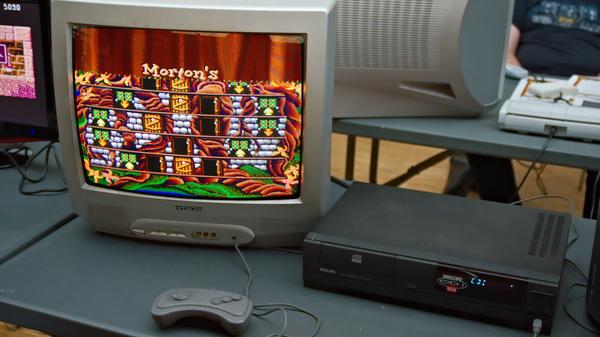 Während die meisten Konsolen noch auf Spielmodule setzen, geht Philips 1991 in Kooperation mit Sony einen anderen Weg – und veröffentlicht mit dem CD-i eine Konsole, die das damals neue Format der CDs nutzt. Was sich in den Stereoanlagen später als Erfolg herausstellen sollte, floppt als Spielekonsole aber völlig. Weniger als 600.000 Einheiten des CD-i werden verkauft – doch Sony, zu diesem Zeitpunkt ein renommierter Elektronikkonzern aus Japan, hat trotz des Misserfolgs Blut geleckt,…