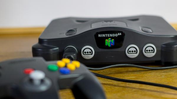 Erst knappe zwei Jahre nach dem Release der PlayStation stellt Nintendo den Nintendo 64 in die Regale – in einer Zeit, in der die CD an Bedeutung gewinnt, setzt der bis dato Marktführer also weiterhin auf Spielmodule. Während Sony die Playstation mehr als 100 Millionen mal verkauft, geht der Nintendo 64 "nur" knapp 34 Millionen mal über die Ladentheke – und bleibt damit weit hinter seinen Vorgängern zurück.