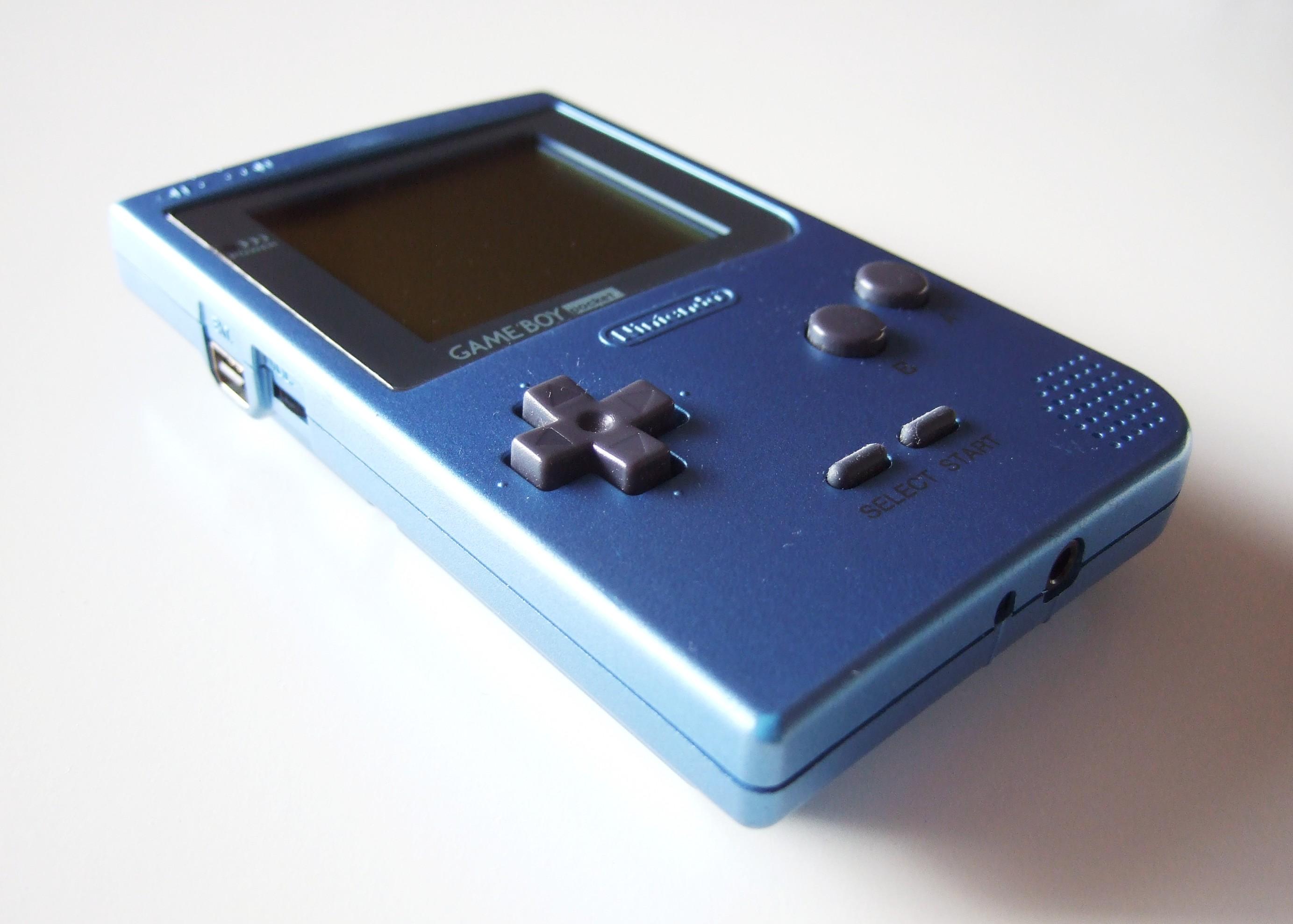 Bei den mobilen Konsolen legt Nintendo den Fokus im Übrigen auf die Weiterentwicklung des Game Boy. Mit dem Game Boy Pocket (1996 veröffentlicht) und dem Game Boy Color (ab 1998 auf dem Markt) bleiben die Japaner auf dem Thron und können sich die Konkurrenz in Form des Neo Geo Pocket oder WonderSwan problemlos vom Leib halten.