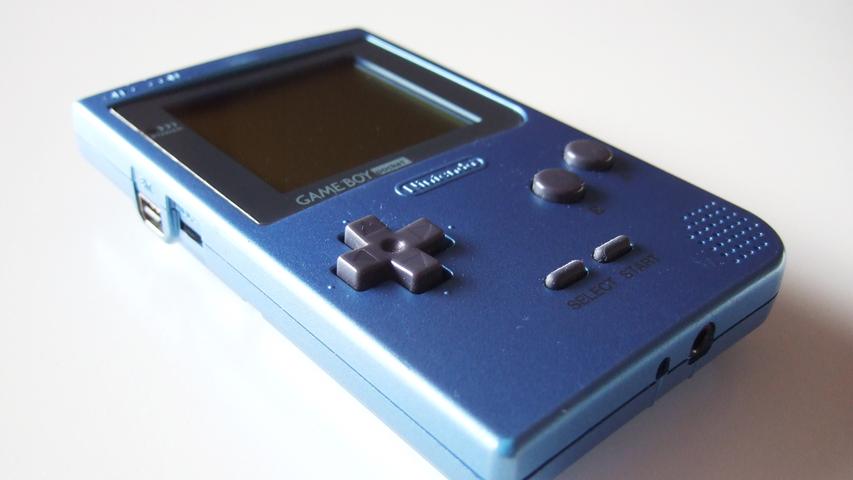 Bei den mobilen Konsolen legt Nintendo den Fokus im Übrigen auf die Weiterentwicklung des Game Boy. Mit dem Game Boy Pocket (1996 veröffentlicht) und dem Game Boy Color (ab 1998 auf dem Markt) bleiben die Japaner auf dem Thron und können sich die Konkurrenz in Form des Neo Geo Pocket oder WonderSwan problemlos vom Leib halten.
