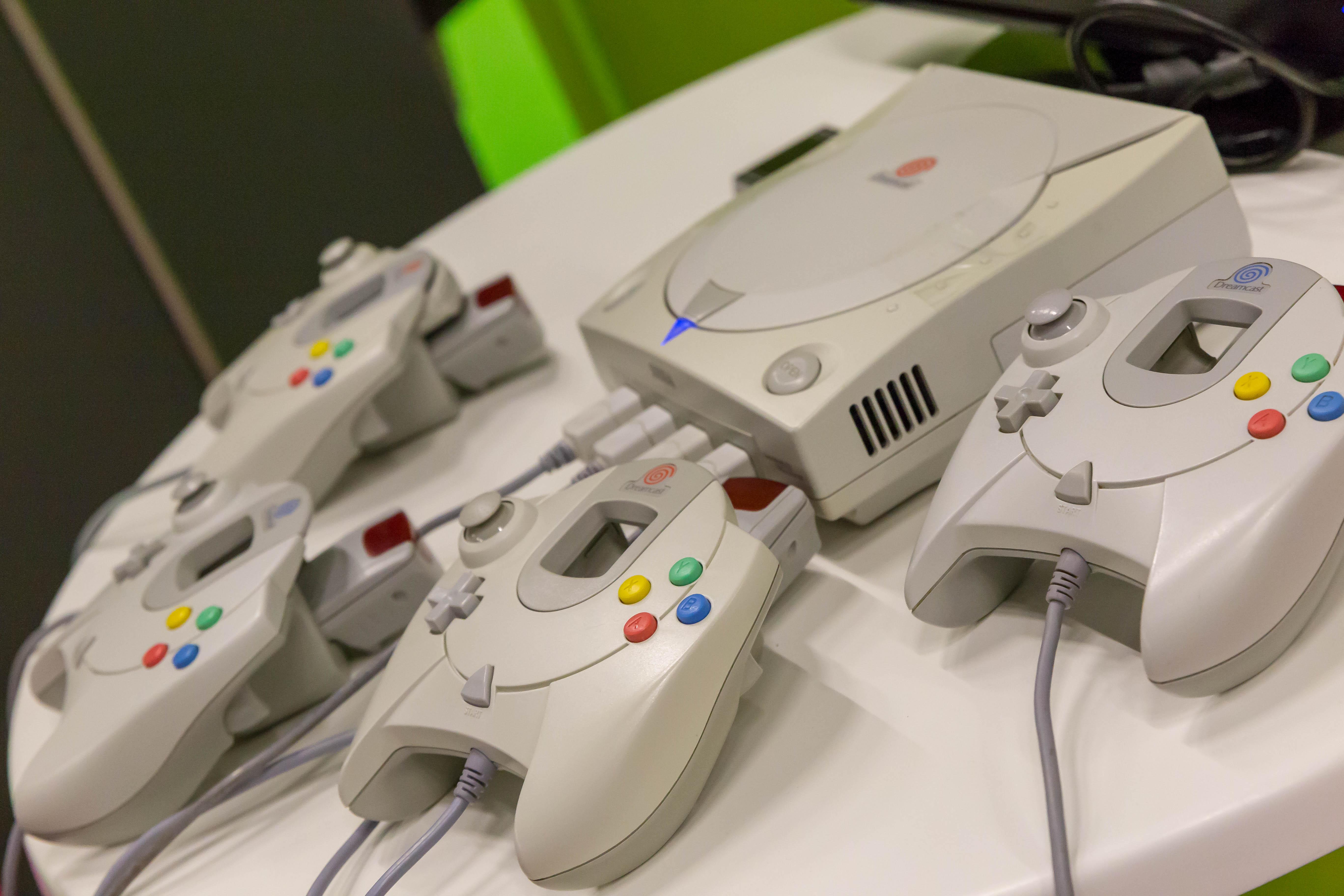 Die Strategie, die beim Konkurrenten einst zum Erfolg der PlayStation geführt hatte, will sich Ende der 1990er-Jahre dann Sega zu Eigen machen. Noch bevor die Platzhirsche Sony und Nintendo ihre neuesten Konsolen in der mit Spannung erwarteten sechste Konsolen-Generation in den Ring werfen, wagt Sega mit der Dreamcast 1998 einen historischen Schritt. Die Konsole ist die erste, die ein eingebautes 56k-Modem mitbringt. Das ermöglicht nicht nur den Zugang ins Internet, um zu surfen, sondern auch erste Online-Spiele.