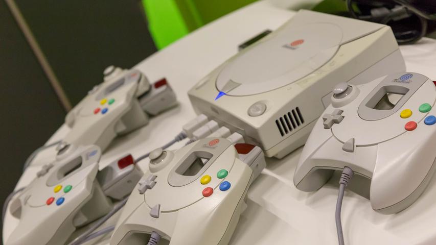 Die Strategie, die beim Konkurrenten einst zum Erfolg der PlayStation geführt hatte, will sich Ende der 1990er-Jahre dann Sega zu Eigen machen. Noch bevor die Platzhirsche Sony und Nintendo ihre neuesten Konsolen in der mit Spannung erwarteten sechste Konsolen-Generation in den Ring werfen, wagt Sega mit der Dreamcast 1998 einen historischen Schritt. Die Konsole ist die erste, die ein eingebautes 56k-Modem mitbringt. Das ermöglicht nicht nur den Zugang ins Internet, um zu surfen, sondern auch erste Online-Spiele.