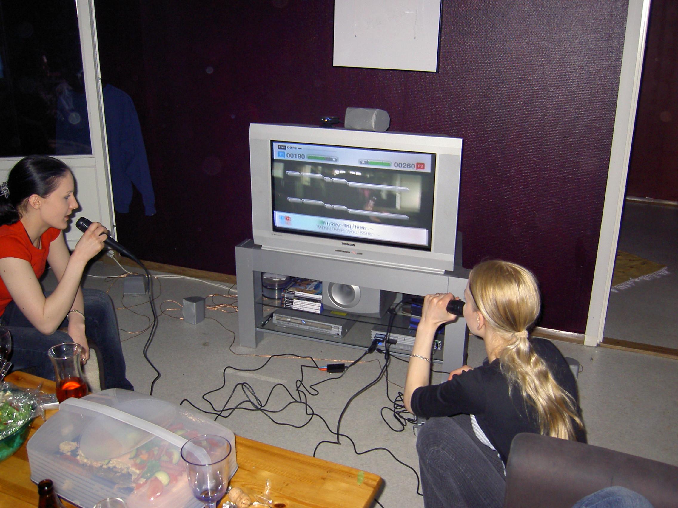 Der Vorsprung hilft Sega aber nicht viel, die Technik der Dreamcast ist nicht ausgereift genug. Sobald Sony seine PlayStation 2 vorstellt und schließlich 2000 auf den Markt bringt (hier mit dem beliebten Karaoke-Spiel Singstar), brechen Segas Verkäufe ein. Als erste Konsole kann die PS2 nämlich auch DVDs abspielen und trifft damit als 2-in-1-Lösung für das Wohnzimmer voll ins Schwarze. Bis heute ist sie die meistverkaufte Konsole aller Zeiten mit mehr als 155 Millionen Einheiten. Der Nintendo GameCube, die 2001 veröffentlichte Antwort auf die PS2, bleibt weit hinter den Erwartungen zurück. Zu gesättigt ist der Markt durch den Erfolg Sonys – und durch einen frischen Mitbewerber.