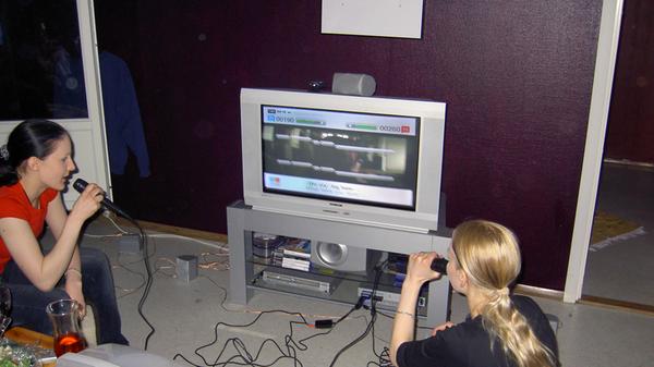 Der Vorsprung hilft Sega aber nicht viel, die Technik der Dreamcast ist nicht ausgereift genug. Sobald Sony seine PlayStation 2 vorstellt und schließlich 2000 auf den Markt bringt (hier mit dem beliebten Karaoke-Spiel Singstar), brechen Segas Verkäufe ein. Als erste Konsole kann die PS2 nämlich auch DVDs abspielen und trifft damit als 2-in-1-Lösung für das Wohnzimmer voll ins Schwarze. Bis heute ist sie die meistverkaufte Konsole aller Zeiten mit mehr als 155 Millionen Einheiten. Der Nintendo GameCube, die 2001 veröffentlichte Antwort auf die PS2, bleibt weit hinter den Erwartungen zurück. Zu gesättigt ist der Markt durch den Erfolg Sonys – und durch einen frischen Mitbewerber.