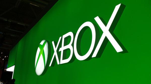 Denn Microsoft, zu diesem Zeitpunkt eines der wertvollsten Unternehmen der Welt und Marktführer in Sachen PC-Betriebssysteme, möchte auch ein Stück vom Kuchen abhaben und bringt mit der Xbox einen ernsthaften Konkurrenten für Sony heraus. Während die PS2 noch mit Speicherkarten für Spielstände arbeitet, bietet das Microsoft-Produkt nämlich eine fest verbaute Festplatte. Ein weiterer Vorteil, der Microsoft schnell signifikante Marktanteile verschafft: Die Möglicheit, über den fest verbauten Breitband-Ethernet-Port und den Dienst "Xbox Live" online zu spielen. Die Xbox verkauft sich im Laufe der Jahre rund 24 Millionen mal, vor allem das Spiel "Halo" wird Kult.