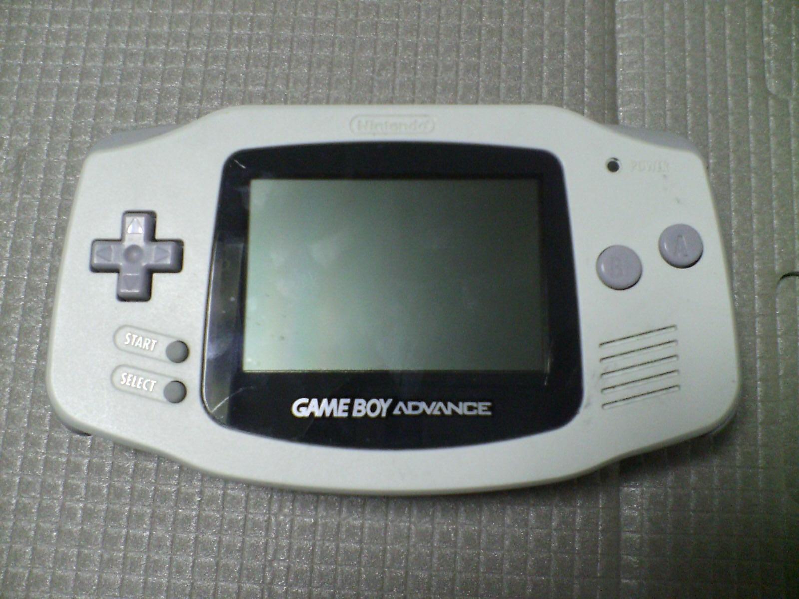 Als Nachfolger des Game Boy stellt Nintendo dann 2001 den Game Boy Advance vor, der nun ein größeres (und später mit dem Game Boy Advance SP auch beleuchtetes) Farbdisplay erhält. Nintendo bleibt im mobilen Gaming absoluter Spitzenreiter und verkauft mehr als 81 Millionen Exemplare des Game Boy Advance.