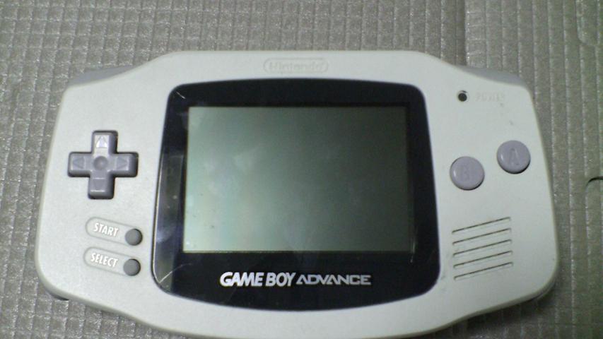 Als Nachfolger des Game Boy stellt Nintendo dann 2001 den Game Boy Advance vor, der nun ein größeres (und später mit dem Game Boy Advance SP auch beleuchtetes) Farbdisplay erhält. Nintendo bleibt im mobilen Gaming absoluter Spitzenreiter und verkauft mehr als 81 Millionen Exemplare des Game Boy Advance.