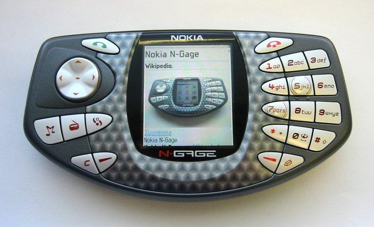 Eine spannende Neuerung – und ein Ausblick in die Zukunft – kommt indes von Nokia. Der als Handyhersteller zum Weltruhm gekommene Konzern aus Finnland. Der damalige Marktführer im Mobiltelefon-Bereich sorgt mit dem N-Gage, einem Hybrid aus Handy und Handheld-Konsole, für Furore. Die Spiele sind nun auf sogenannten MultiMediaCards gespeichert, Nutzerinnen und Nutzer können zusätzlich Musik per MP3-Feature hören und sogar Videos abspielen. Das N-Gage verkauft sich zwar nur mäßig, gilt aber bis heute als Wegbereiter für die spätere Entwicklung der Mobiltelefonie – weg vom klassischen Telefon für Unterwegs hin zum mobilen Multimedia-Center mit Spielefunktion.