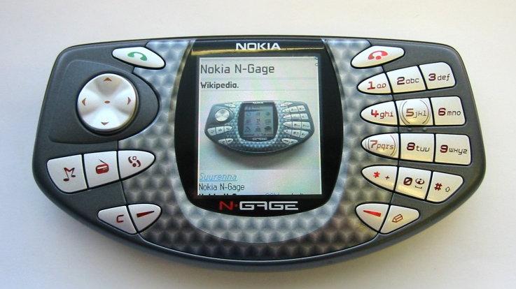 Eine spannende Neuerung – und ein Ausblick in die Zukunft – kommt indes von Nokia. Der als Handyhersteller zum Weltruhm gekommene Konzern aus Finnland. Der damalige Marktführer im Mobiltelefon-Bereich sorgt mit dem N-Gage, einem Hybrid aus Handy und Handheld-Konsole, für Furore. Die Spiele sind nun auf sogenannten MultiMediaCards gespeichert, Nutzerinnen und Nutzer können zusätzlich Musik per MP3-Feature hören und sogar Videos abspielen. Das N-Gage verkauft sich zwar nur mäßig, gilt aber bis heute als Wegbereiter für die spätere Entwicklung der Mobiltelefonie – weg vom klassischen Telefon für Unterwegs hin zum mobilen Multimedia-Center mit Spielefunktion.