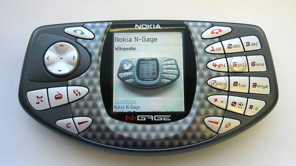 Eine spannende Neuerung – und ein Ausblick in die Zukunft – kommt indes von Nokia. Der als Handyhersteller zum Weltruhm gekommene Konzern aus Finnland. Der damalige Marktführer im Mobiltelefon-Bereich sorgt mit dem N-Gage, einem Hybrid aus Handy und Handheld-Konsole, für Furore. Die Spiele sind nun auf sogenannten MultiMediaCards gespeichert, Nutzerinnen und Nutzer können zusätzlich Musik per MP3-Feature hören und sogar Videos abspielen. Das N-Gage verkauft sich zwar nur mäßig, gilt aber bis heute als Wegbereiter für die spätere Entwicklung der Mobiltelefonie – weg vom klassischen Telefon für Unterwegs hin zum mobilen Multimedia-Center mit Spielefunktion.