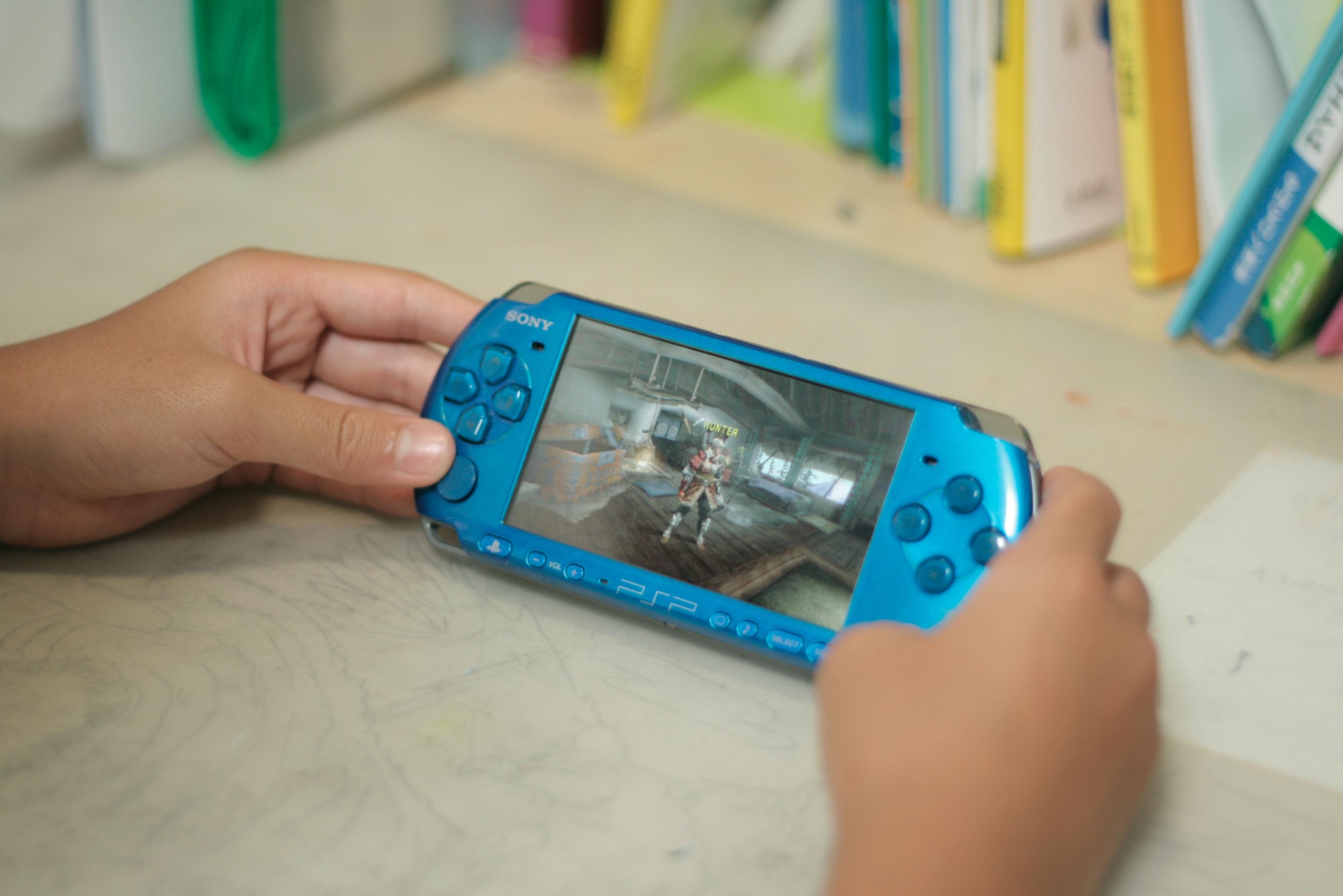 Bei den Handheld-Konsolen tut sich aber plötzlich eine Lücke auf: Der Game Boy Advance gilt eher als Konsole für Kinder und Jugendliche, doch die Gamer, die mit dem alten Game Boy aufgewachsen sind, sehen sich auf dem Markt nicht repräsentiert. Deshalb entwickelt Sony Anfang der 2000er-Jahre die PlayStation Portable (PSP). Während Nintendo mit dem Nintendo DS weiter auf eher simple Grafik, bunte Gehäuse und ein Doppel-Display setzt, kommt die PSP in Sachen Rechenleistung schon deutlich näher an die stationären Konsolen heran. Beide Konsolen werden zum Erfolg, der etwas günstigere Nintendo DS verkauft sich mehr als 150 Millionen mal, die eher für Erwachsene konzipierte PlayStation Portable setzt immerhin 82 Millionen Exemplare ab.