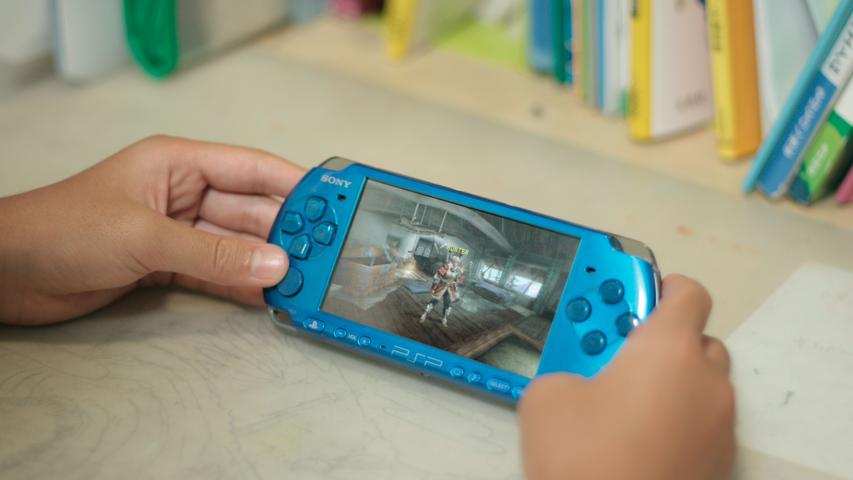 Bei den Handheld-Konsolen tut sich aber plötzlich eine Lücke auf: Der Game Boy Advance gilt eher als Konsole für Kinder und Jugendliche, doch die Gamer, die mit dem alten Game Boy aufgewachsen sind, sehen sich auf dem Markt nicht repräsentiert. Deshalb entwickelt Sony Anfang der 2000er-Jahre die PlayStation Portable (PSP). Während Nintendo mit dem Nintendo DS weiter auf eher simple Grafik, bunte Gehäuse und ein Doppel-Display setzt, kommt die PSP in Sachen Rechenleistung schon deutlich näher an die stationären Konsolen heran. Beide Konsolen werden zum Erfolg, der etwas günstigere Nintendo DS verkauft sich mehr als 150 Millionen mal, die eher für Erwachsene konzipierte PlayStation Portable setzt immerhin 82 Millionen Exemplare ab.