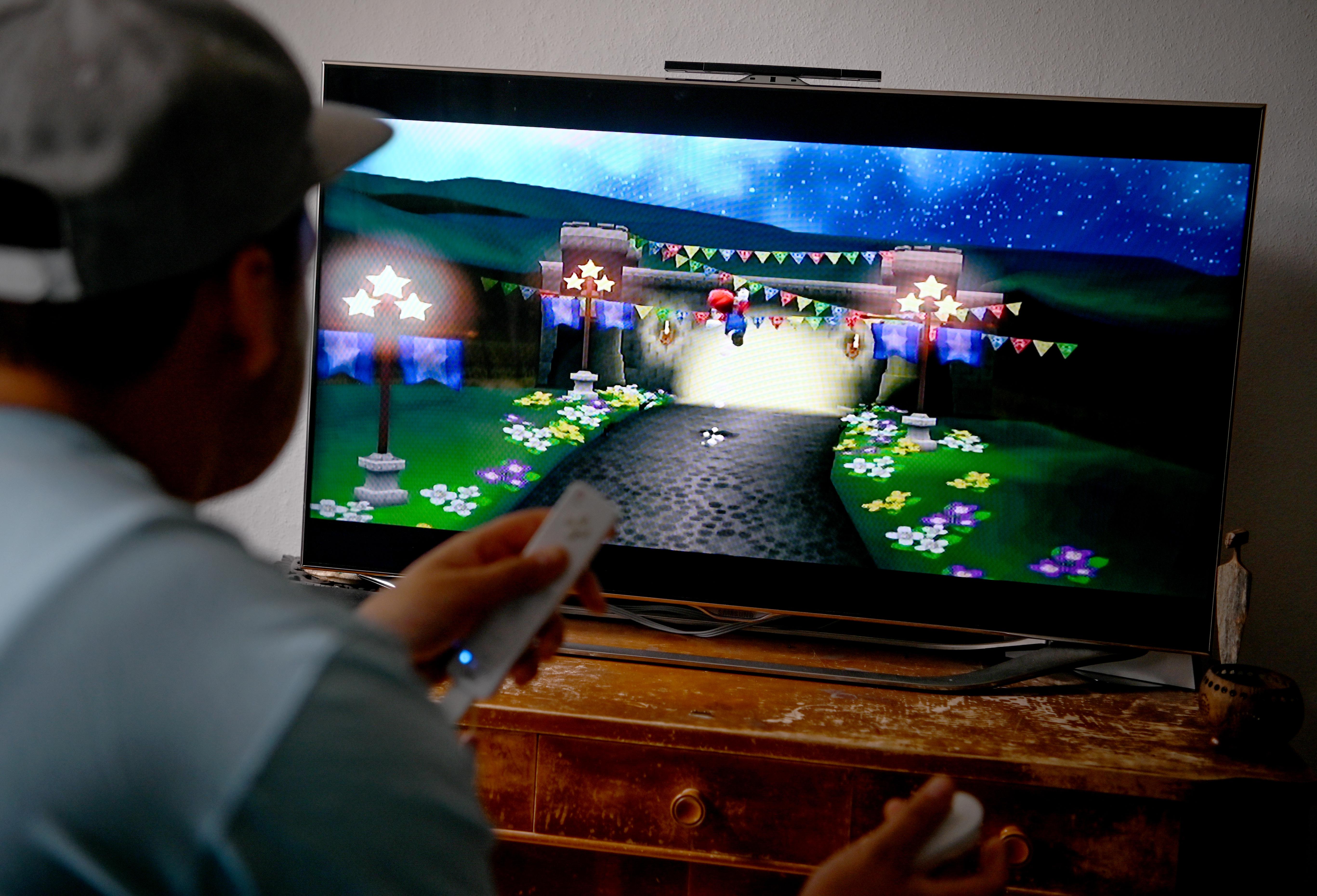 Der Markt der Hersteller für stationäre Spielekonsolen ist nun in der siebten Generation merklich ausgedünnt. Während Microsoft mit der Xbox 360 und Sony mit der PlayStation 3 in direkte Konkurrenz treten, geht Nintendo einen anderen Weg und bringt mit der Nintendo Wii eine Konsole für die ganze Familie auf den Markt. Anders als die Konkurrenz setzt Nintendo nämlich nicht auf einen klassischen Controller, sondern auf eine Art Fernbedienung, mit der man in Richtung Fernseher zeigen muss, um den Cursor zu bewegen. Eine Revolution, die bewegungsaktive Spiele ermöglicht. Die Wii weist sowohl Sony als auch Microsoft in die Schranken, mehr als 100 Millionen Konsolen werden verkauft.