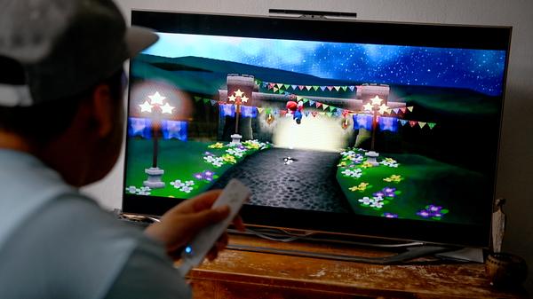 Der Markt der Hersteller für stationäre Spielekonsolen ist nun in der siebten Generation merklich ausgedünnt. Während Microsoft mit der Xbox 360 und Sony mit der PlayStation 3 in direkte Konkurrenz treten, geht Nintendo einen anderen Weg und bringt mit der Nintendo Wii eine Konsole für die ganze Familie auf den Markt. Anders als die Konkurrenz setzt Nintendo nämlich nicht auf einen klassischen Controller, sondern auf eine Art Fernbedienung, mit der man in Richtung Fernseher zeigen muss, um den Cursor zu bewegen. Eine Revolution, die bewegungsaktive Spiele ermöglicht. Die Wii weist sowohl Sony als auch Microsoft in die Schranken, mehr als 100 Millionen Konsolen werden verkauft.