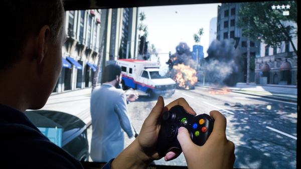 Doch auch die anderen beiden Mitbewerber feiern in der siebten Generation große Erfolge. Mit relativ ähnlichem Erfolg finden Xbox 360 und PlayStation 3 ihren Platz in Wohn- und Jugendzimmern. Den knappen Sieg in Sachen Verkaufszahlen dürfte Sony dadurch verbucht haben, dass sie auf das BluRay-Format als Nachfolger der DVD setzen, während Microsoft die HD-DVD bevorzugt. Während bei der PS3 das Laufwerk fest verbaut ist, müssen Käufer der Xbox 360 ein externes Laufwerk kaufen, um in den Genuss von HD-Filmen zu kommen. Bis heute ist die HD DVD nur eine Randerscheinung, die BluRay hat sich durchgesetzt.