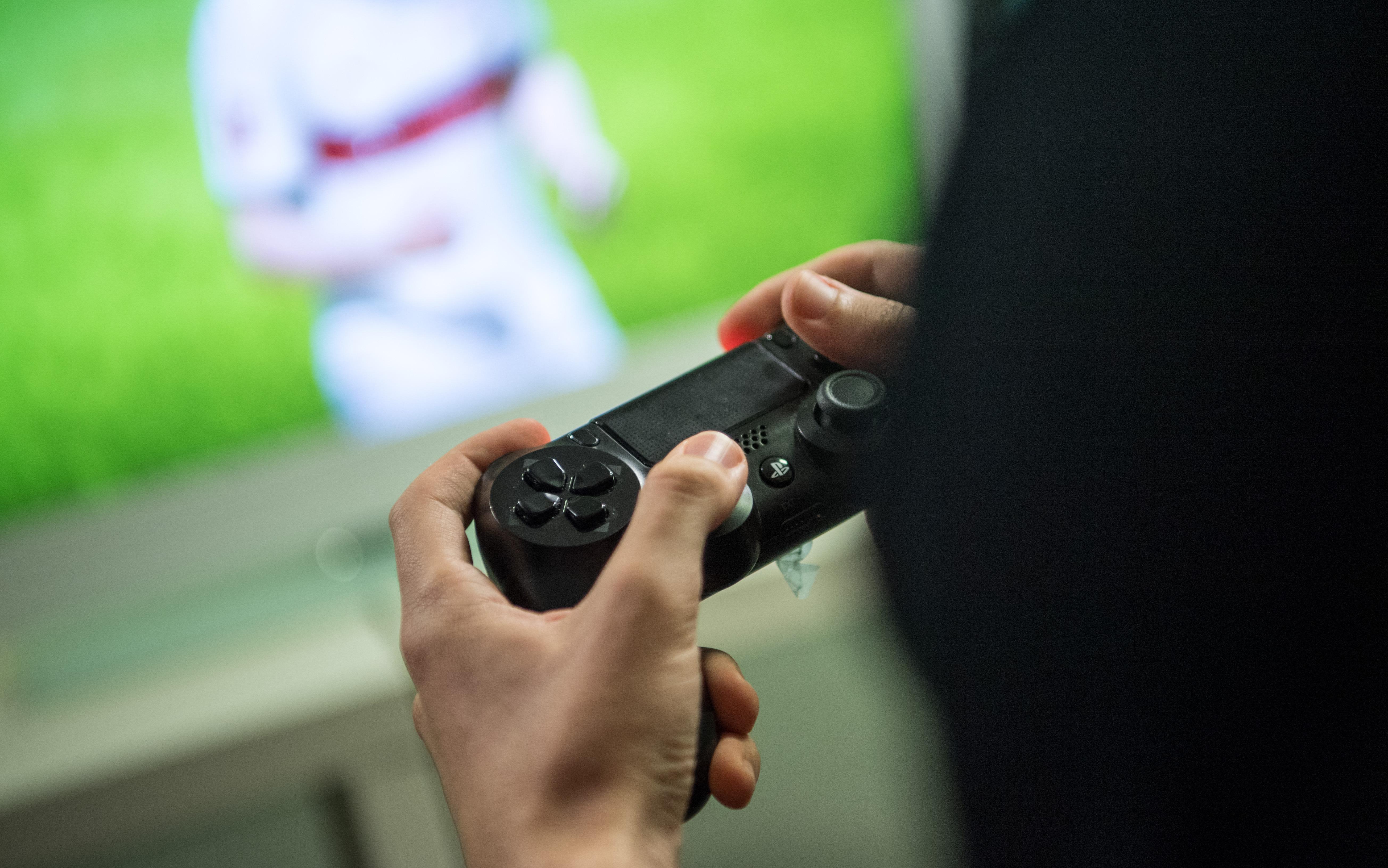 Die Jahre zuvor ist es aber Sony, das nun den Thron erobert. Die PlayStation 4 setzt noch mehr auf Online-Gaming als der Vorgänger und bietet mit Apps für Netflix und Co. auch Raum für die gewachsenen Bedürfnisse der Gamer, die nicht nur eine Konsole, sondern ein richtiges Multimedia-Center im Wohnzimmer haben wollen. Auch die Xbox One bietet all das, kann anfangs mit dem Sony-Konkurrenten mithalten, muss sich im Laufe der Jahre aber klar geschlagen geben. Während Sony die PS4 bislang mehr als 100-Millionen-fach verkauft, steht die Xbox One mit rund 47 Millionen verkaufen Exemplaren klar im Schatten.