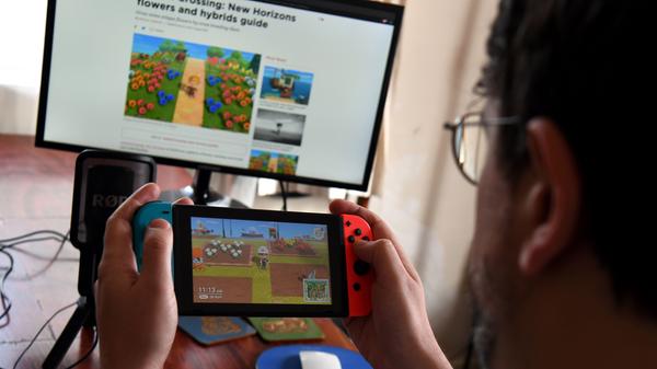 Das mobile Gaming verlagert sich indes immer mehr auf die Smartphones. Die PlayStation Vita, die 2011 als Nachfolger der PSP auf den Markt kommt, setzt "nur" 15,9 Millionen Exemplare ab. Der Nintendo 3DS, eine Weiterentwicklung des Nintendo DS, verkauft sich hingegen exzellent - und wird klar als Konsole für Kinder vermarktet. 2019 bringt Nintendo dann die Switch Lite heraus, die als reine Handheld-Variante fungiert und auch zum Erfolg wird – unter anderem dank des Spiels "Animal Crossing: New Horizons", um das ein regelrechter Hype entsteht.