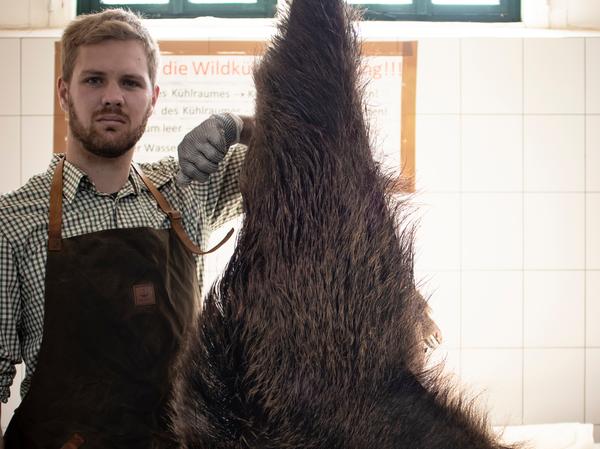 Fabian Grimm verwertet vom erlegten Wild so viel wie möglich. Auf seinem Blog sammelt er seine besten Wildfleisch-Rezepte.
Fabian Grimm verwertet vom erlegten Wild so viel wie möglich. Auf seinem Blog sammelt er seine besten Wildfleisch-Rezepte.