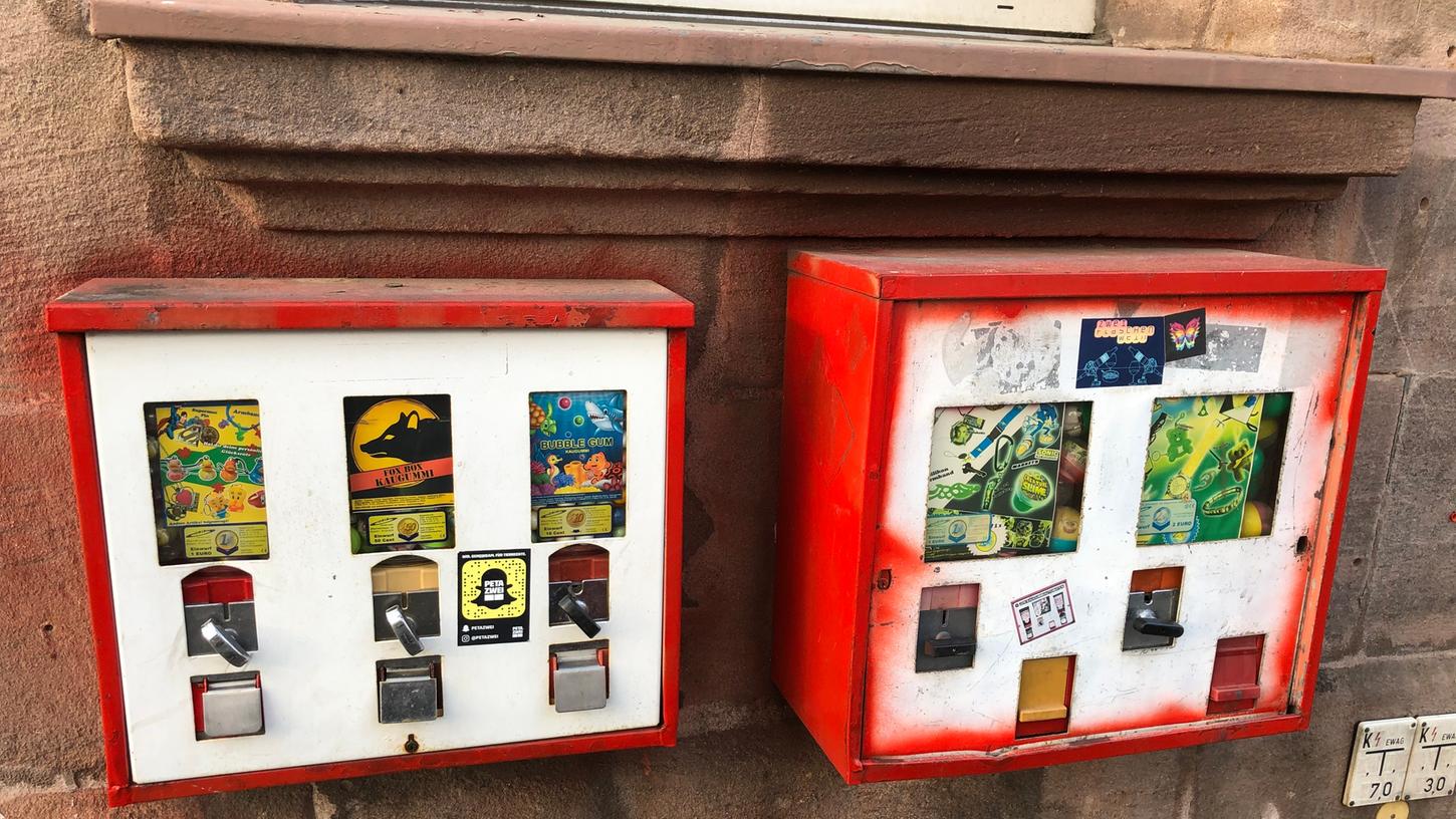 Einfach aus der Verankerung gerissen: In der Südstadt im Stadtteil Gibitzenhof ist ein Kaugummiautomat (ähnlich denen auf unserem Foto) gestohlen worden. Die Polizei schnappte einen Tatverdächtigen.