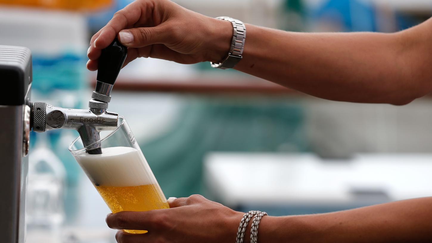 Sie dürfen zwar wieder ausschänken, doch der Umsatz in Cafes und Gaststätten ist coronabedingt deutlich unter dem Vorjahresniveau. Sie dürfen zwar wieder ausschänken, doch der Umsatz in Cafes und Gaststätten ist coronabedingt deutlich unter dem Vorjahresniveau.