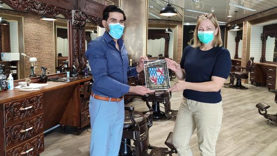 Froh über jede Neueröffnung: Bürgermeisterin Kristina Becker überreichte Barber-Shop-Betreiber Husam Alesmaeil im vergangenen Sommer das Treuchtlinger Stadtwappen als Begrüßungsgeschenk. Froh über jede Neueröffnung: Bürgermeisterin Kristina Becker überreichte Barber-Shop-Betreiber Husam Alesmaeil im vergangenen Sommer das Treuchtlinger Stadtwappen als Begrüßungsgeschenk.