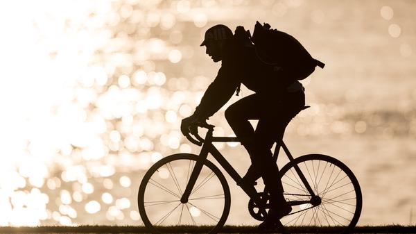 "Nur mal schnell mit dem Fahrrad in den Supermarkt". "Nur mal schnell eine Runde um den Block spazieren gehen." - Diese kurzen Aufenthalte unter der Sonne summieren sich - vor allem wenn man an die gesamte Lebensspanne denkt. Deshalb sollte man Sonnenschutz nicht nur im Urlaub oder im Freibad verwenden, sondern am besten jeden Tag - insbesondere, wenn man das Haus verlässt und die nackte Haut der Sonne ausgesetzt ist.