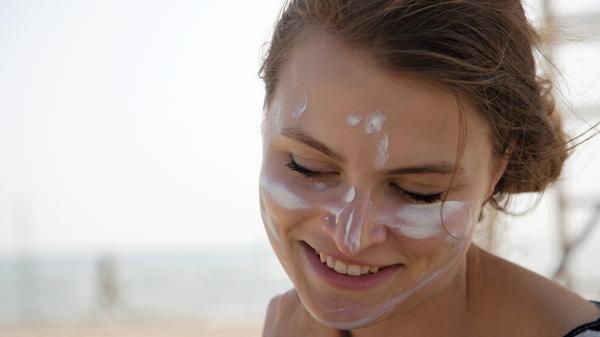 Sie ahnen es: Die liebe Sonnencreme! Sonnencreme ist für den Schutz der Haut unglaublich wichtig. Hierbei lautet die Devise: Mehr ist mehr! Cremen Sie ordentliche Mengen auf ihren Körper, um den gekennzeichneten Lichtschutzfaktor zu erhalten. Setzen Sie außerdem auf hohen Lichtschutzfaktor (30 oder 50), um gegen fiese Sonnenbrände gewappnet zu sein. Aber nur keine Sorge: Sonnencremes wurden enorm weiterentwickelt. Mittlerweile ziehen die meisten Lotionen schnell ein und kleben nicht. Der Sonnenschutz muss mehrmals am Tag aufgefrischt werden, wenn Sie zum Beispiel im Wasser Baden waren oder geschwitzt haben.
