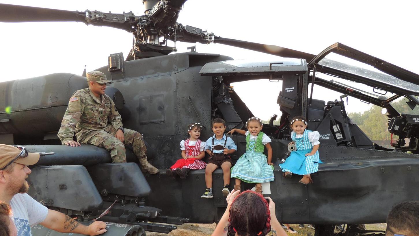 Heuer nicht möglich: Beim Deutsch-Amerikanischen Volksfest in Grafenwöhr posieren Kinder auf einem Apache-Kampfhubschrauber.