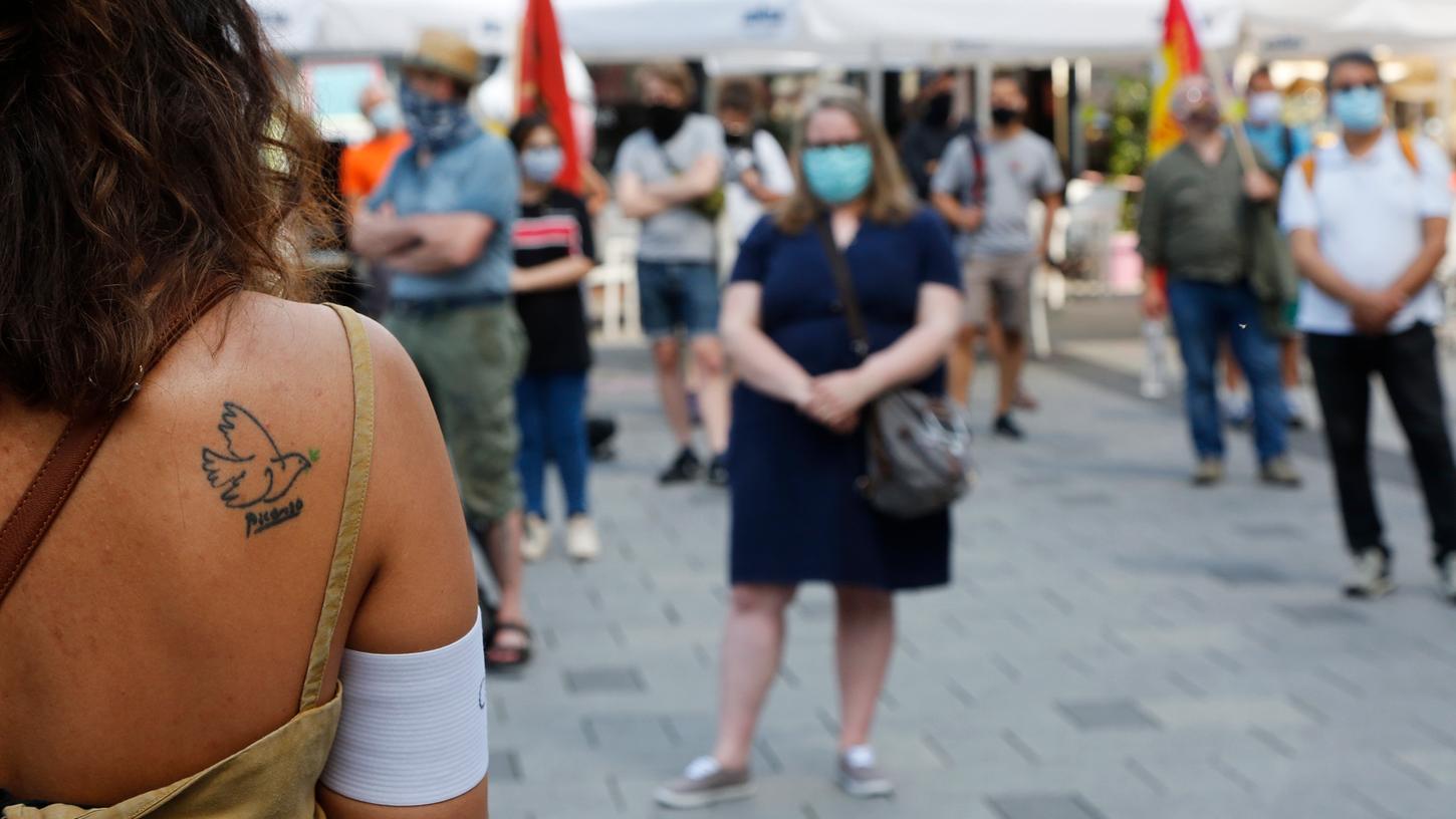 Bei den Versammlungen am Samstag in Nürnberg wurden die Corona-Maßnahmen laut Polizei weitgehend eingehalten. Bei den Versammlungen am Samstag in Nürnberg wurden die Corona-Maßnahmen laut Polizei weitgehend eingehalten.