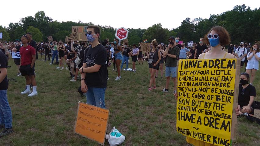 Schilder und Masken: Die Demonstration fand trotz Corona statt. Einige Menschen versammelten sich und wollten auf Rassismus und Unterdrückung aufmerksam machen. Hintergrund der Proteste ist der Tod des US-Amerikaners George Floyd. Auch in anderen Städten fanden an diesem Tag weitere Demonstrationen statt. 
