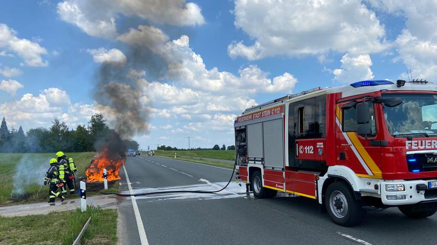 Rauchsäule und Flammen: Auto brennt auf B14 im Landkreis Fürth aus
