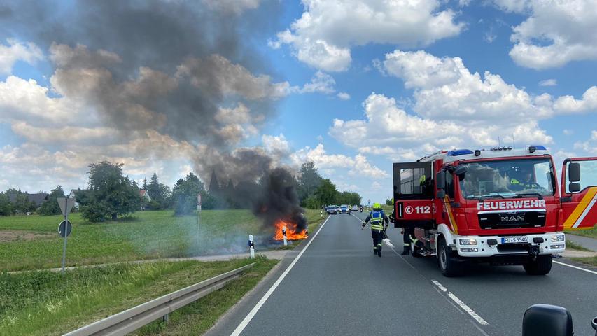 Rauchsäule und Flammen: Auto brennt auf B14 im Landkreis Fürth aus