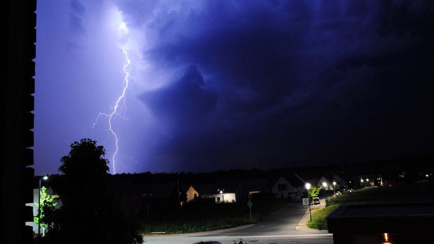 Spektakuläre Blitze: So heftig wütete das Unwetter in der Region
