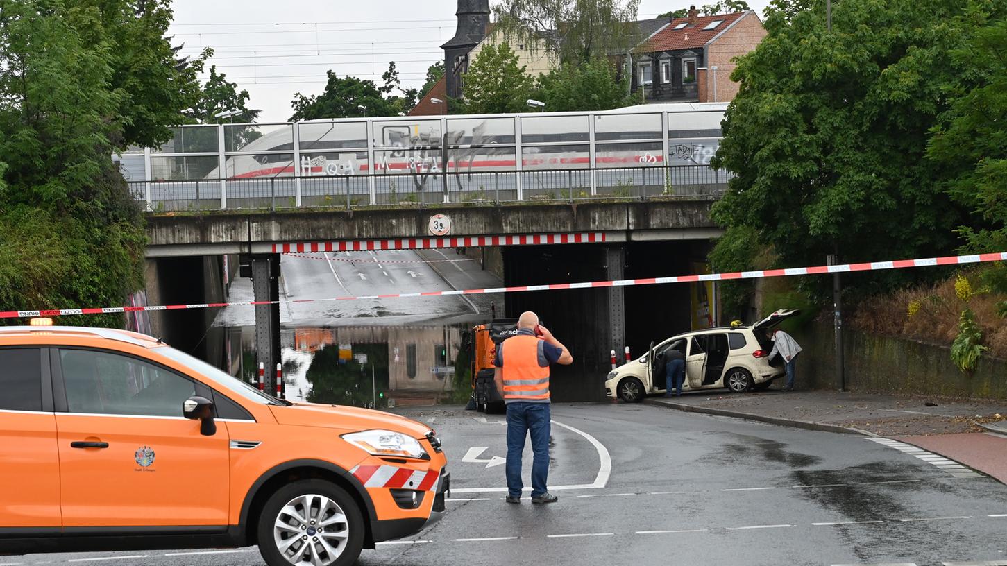 Aufräumarbeiten an der Unterführung bei den Arcaden nach den Unwettern.