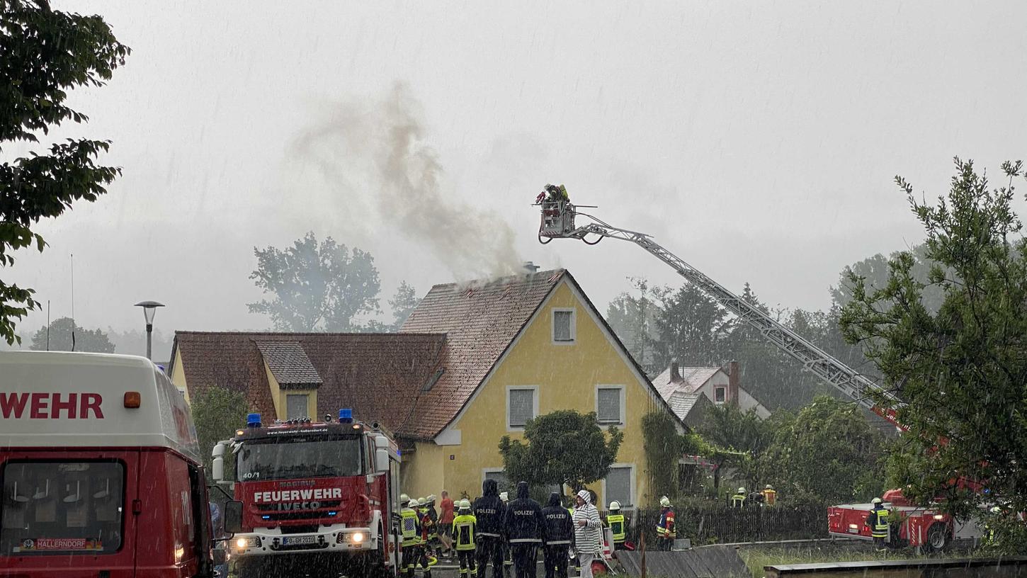 Nach Blitzeinschlag: Dachstuhl in Hallerndorf brannte