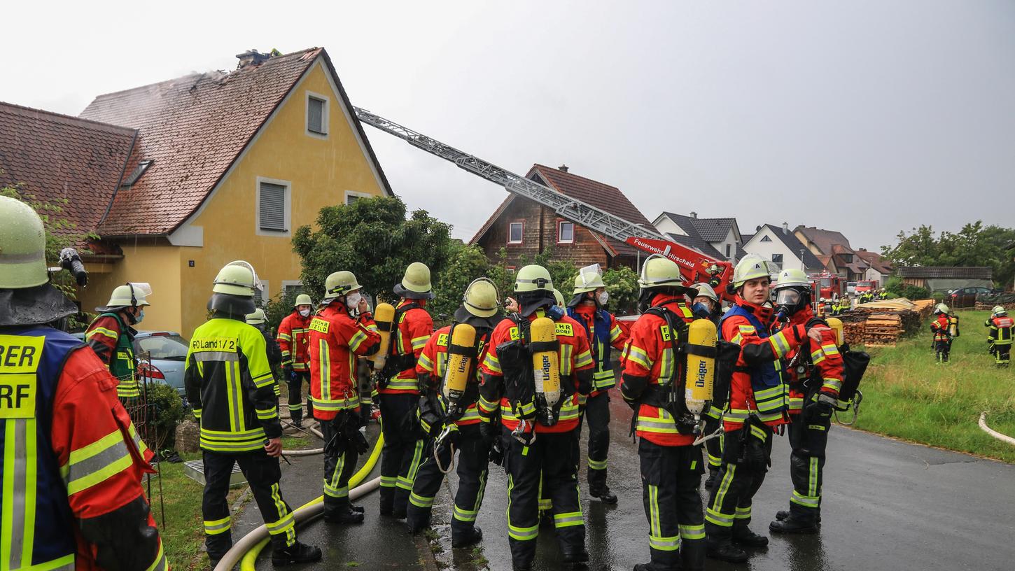 In Hallerndorf brannte am Sonntagmorgen ein Dachstuhl. Die Polizei geht davon aus, dass den Brand ein Blitzeinschlag ausgelöst hat.