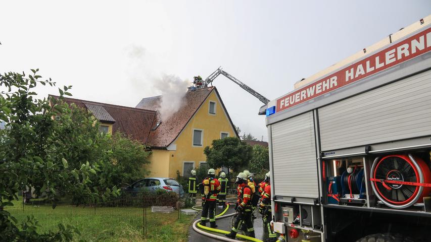 Dachstuhl brennt in Hallerndorf nach Blitzeinschlag