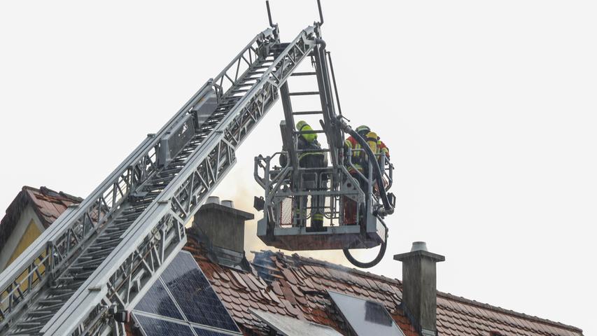Dachstuhl brennt in Hallerndorf nach Blitzeinschlag