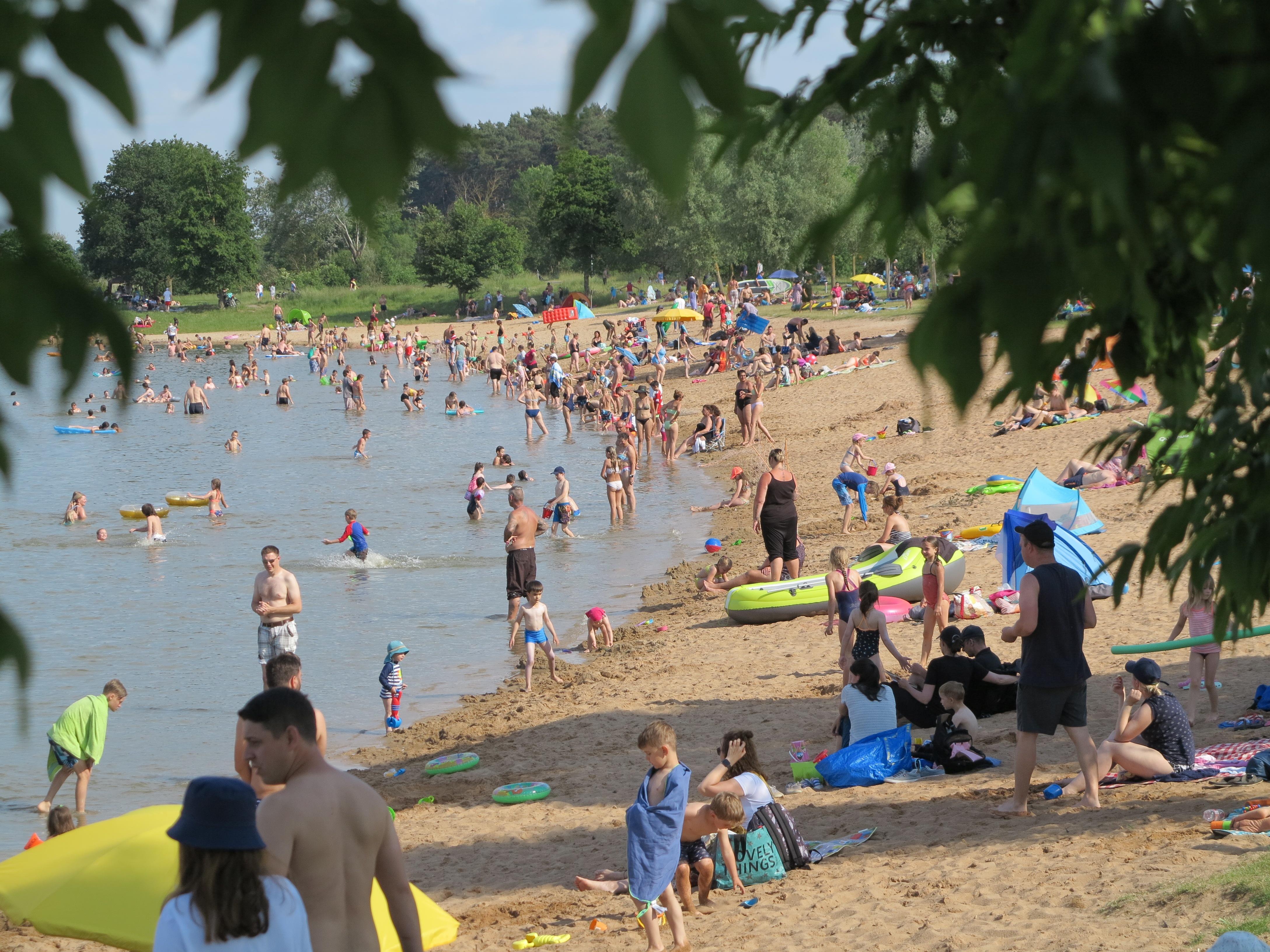 Da die Plätze in den Freibädern aufgrund der Corona-Krise im Jahr 2020 stark begrenzt waren, suchten zahlreiche Menschen nach alternativen Plätzen Abkühlung. Zahlreiche tummelten sich (mit Abstand) beispielsweise am Altmühlsee.