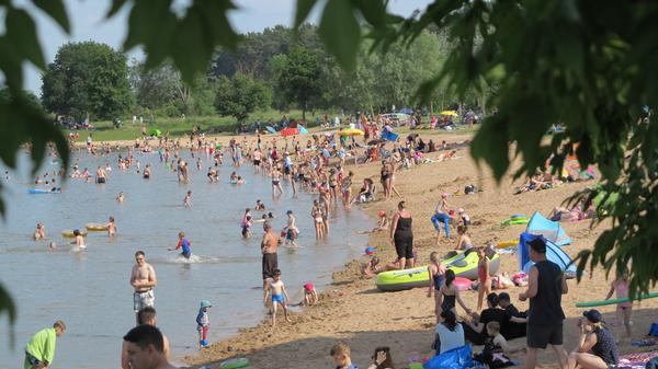 Da die Plätze in den Freibädern aufgrund der Corona-Krise im Jahr 2020 stark begrenzt waren, suchten zahlreiche Menschen nach alternativen Plätzen Abkühlung. Zahlreiche tummelten sich (mit Abstand) beispielsweise am Altmühlsee.