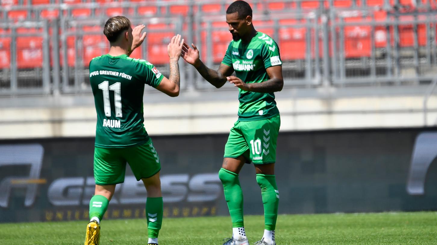 Lob vom Teamkollegen: David Raum klatscht mit Daniel Keita-Ruel ab. Lob vom Teamkollegen: David Raum klatscht mit Daniel Keita-Ruel ab.