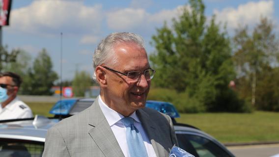 Als Sandra N. den Unfall verursachte, war Innenminister Joachim Herrmann (CSU) gerade mit seinem Dienstwagen auf der A3 unterwegs - er wurde zum Ersthelfer.
Als Sandra N. den Unfall verursachte, war Innenminister Joachim Herrmann (CSU) gerade mit seinem Dienstwagen auf der A3 unterwegs - er wurde zum Ersthelfer.