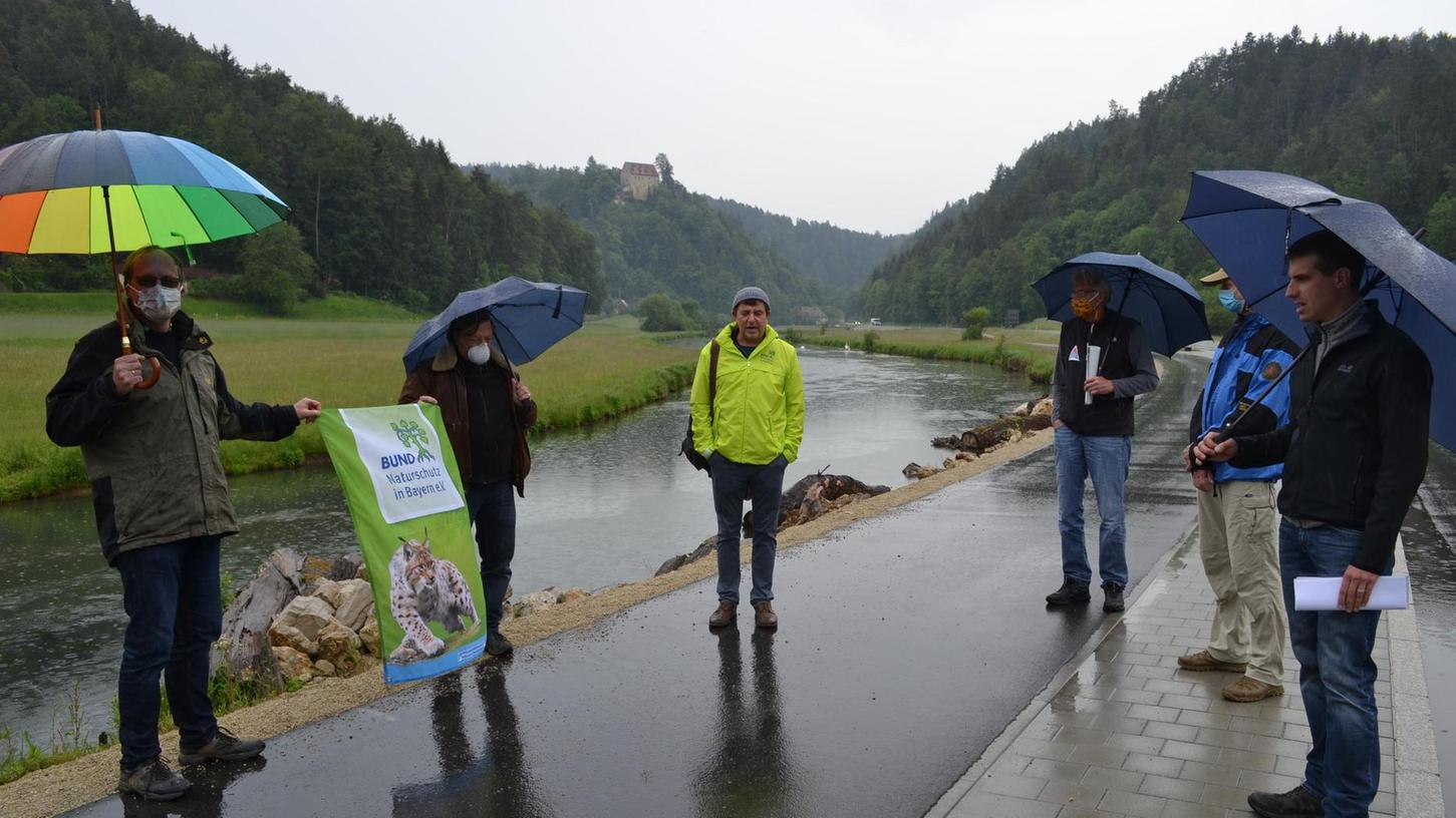 Vertreter von Bund Naturschutz und Deutschem Alpenverein protestieren auf dem wie eine Autobahn augebauten Radweg im Wiesenttal gegen dessen Weiterbau, der massive Eingriffe in die Natur nach sich ziehen würde.