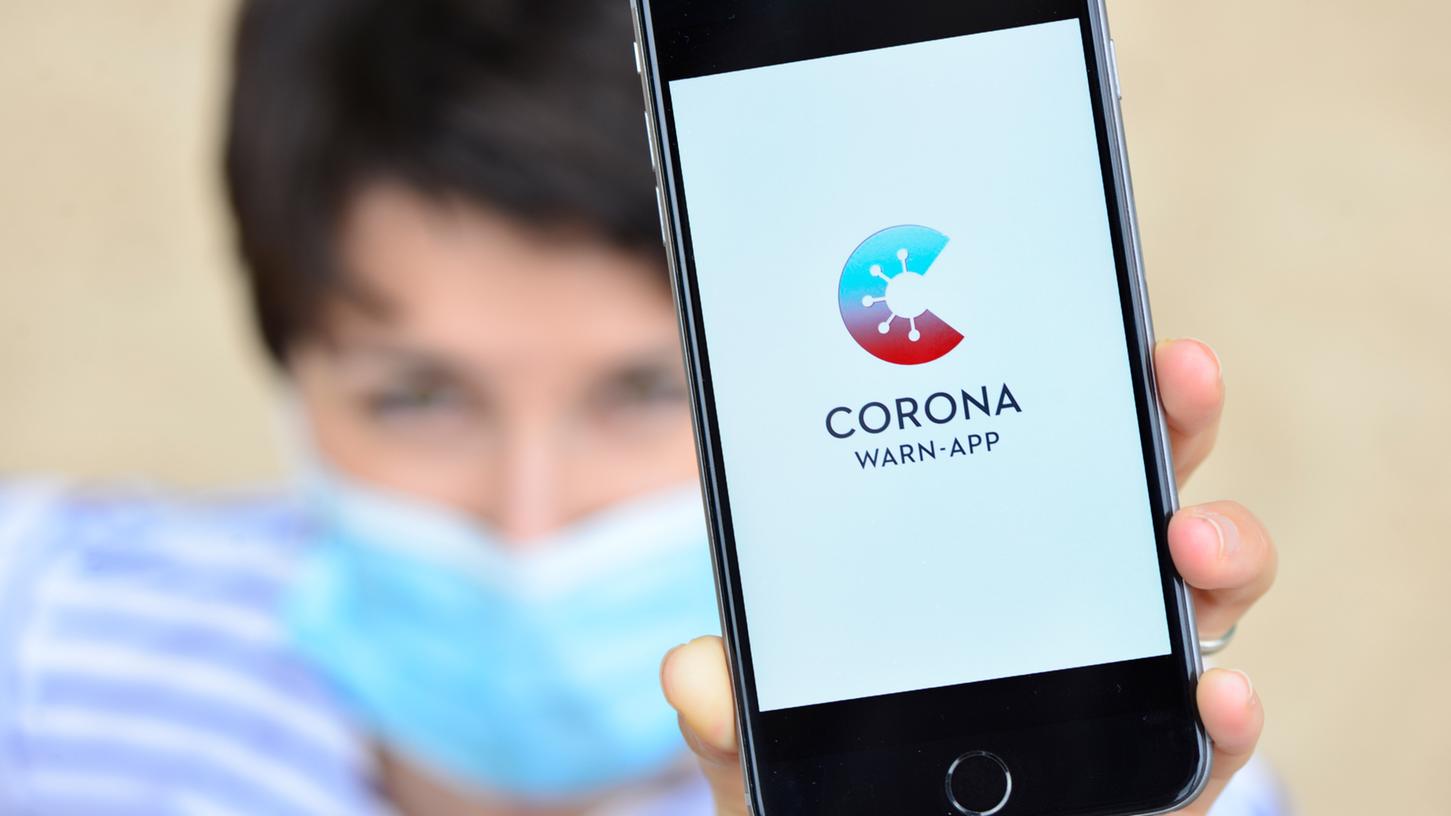 Nach monatelanger Vorbereitung stellt die Bundesregierung am 16. Juni die Corona-Warn-App vor. Die App alarmiert Smartphone-User, wenn sie Covid-19-Erkrankten zu nahe gekommen sind. Den Gesundheitsämtern soll dadurch auch die leichtere Rückverfolgung von Infektionsketten ermöglicht werden.