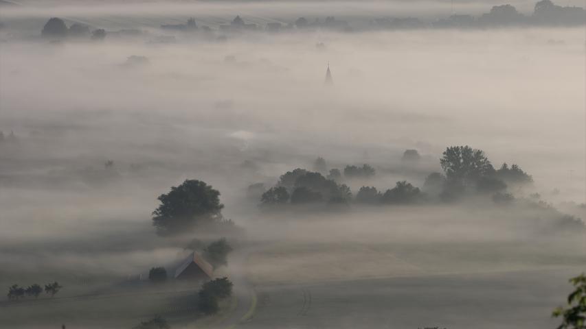 Auch im Juni möglich: Ein Nebelmorgen an der Wörnitz unterhalb des Hesselbergs.