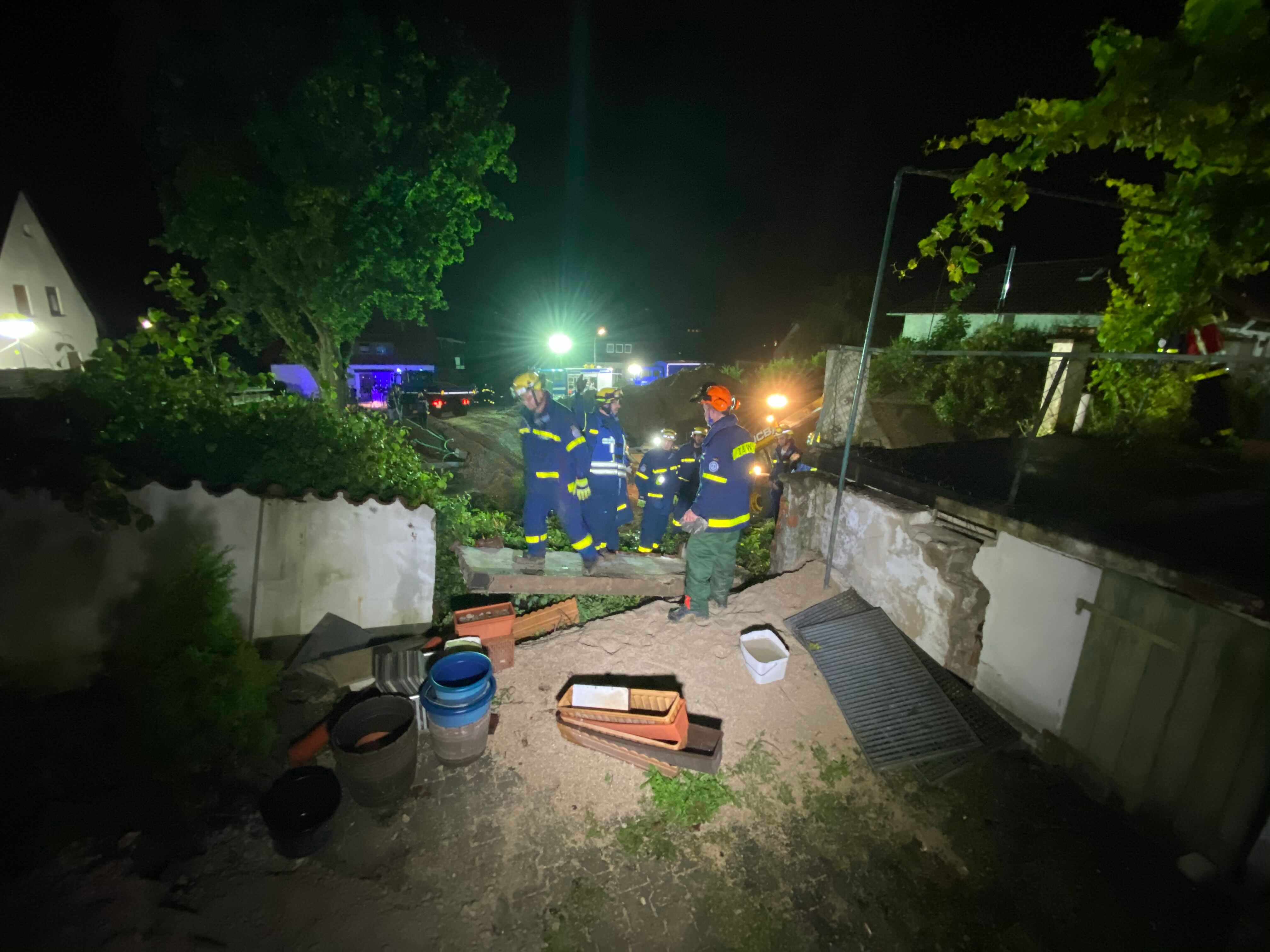 Es sind die Folgen der starken Regenfälle am vergangenen Wochenende, die jetzt einen Hausbesitzer in Reuth bei Forchheim aus seinem Haus zwingen. 