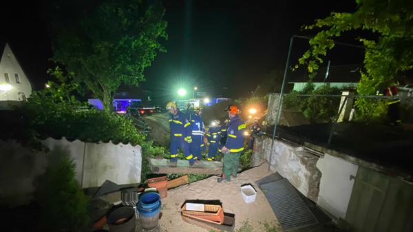 Es sind die Folgen der starken Regenfälle am vergangenen Wochenende, die jetzt einen Hausbesitzer in Reuth bei Forchheim aus seinem Haus zwingen.