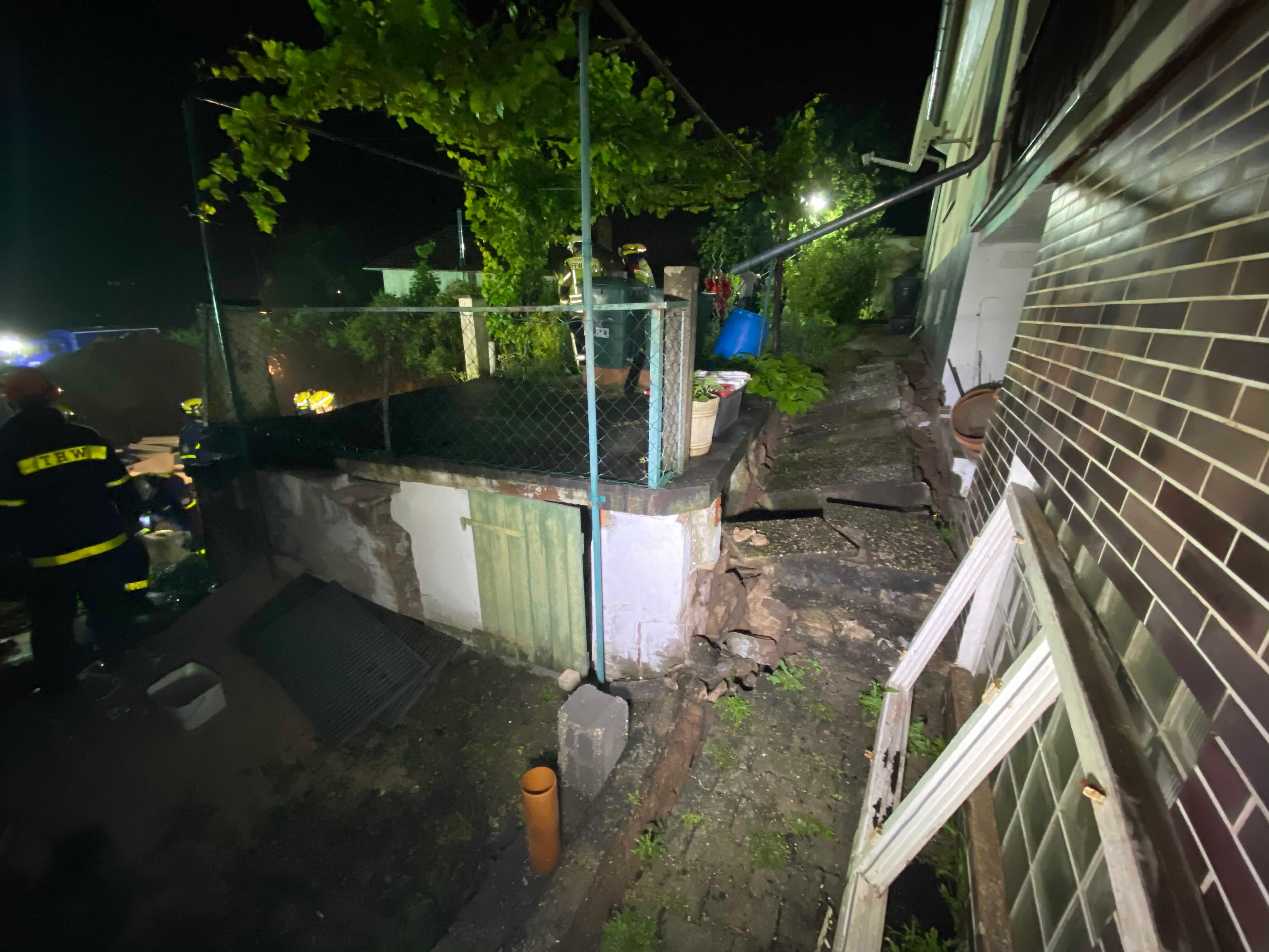  Am Montag (15.06.2020) sackte direkt am Wohnhaus der Erdboden um bis zu einen Meter in die Tiefe. 